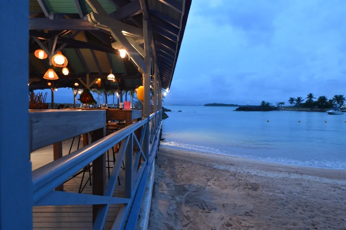 Plage du restaurant au crépuscule