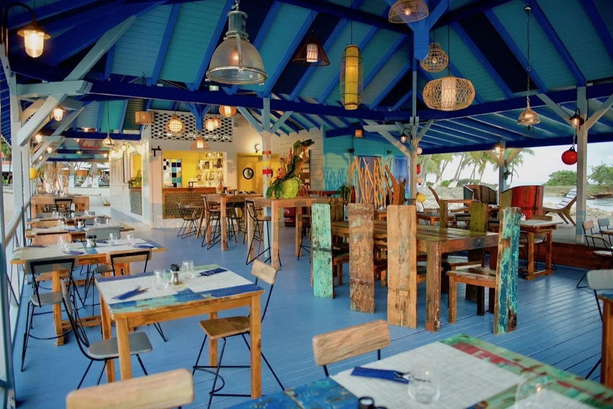 Salle colorée du restaurant en Guadeloupe