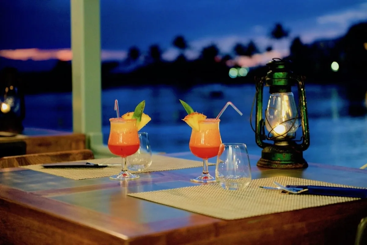 Cocktails servis sur la terrasse de nuit