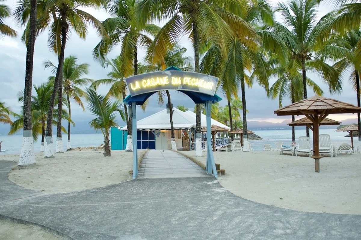 Restaurant sur la plage sous les cocotiers au Gosier