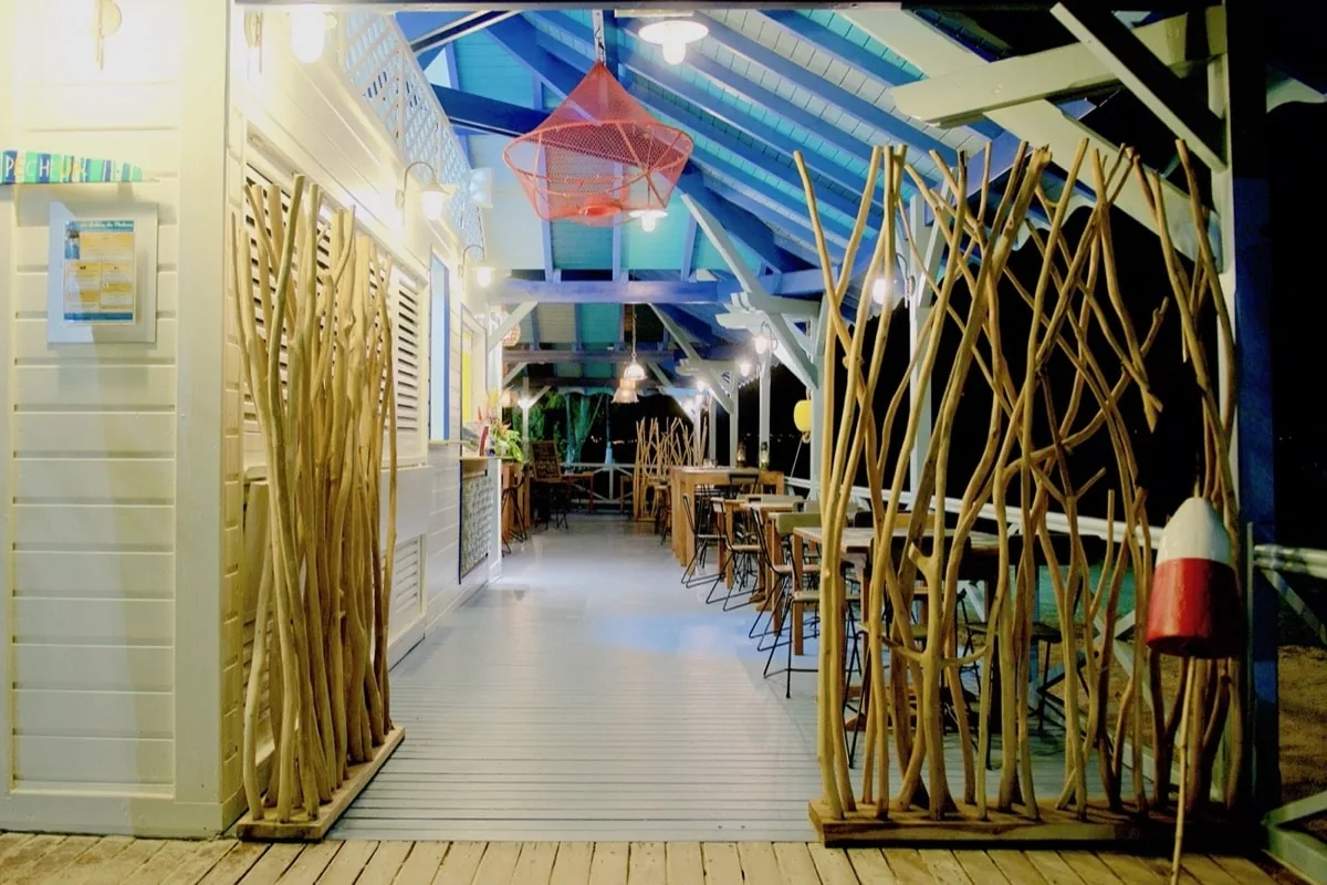 Entrée du restaurant en soirée