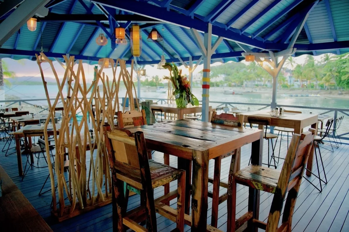 Table sur la terrasse du restaurant