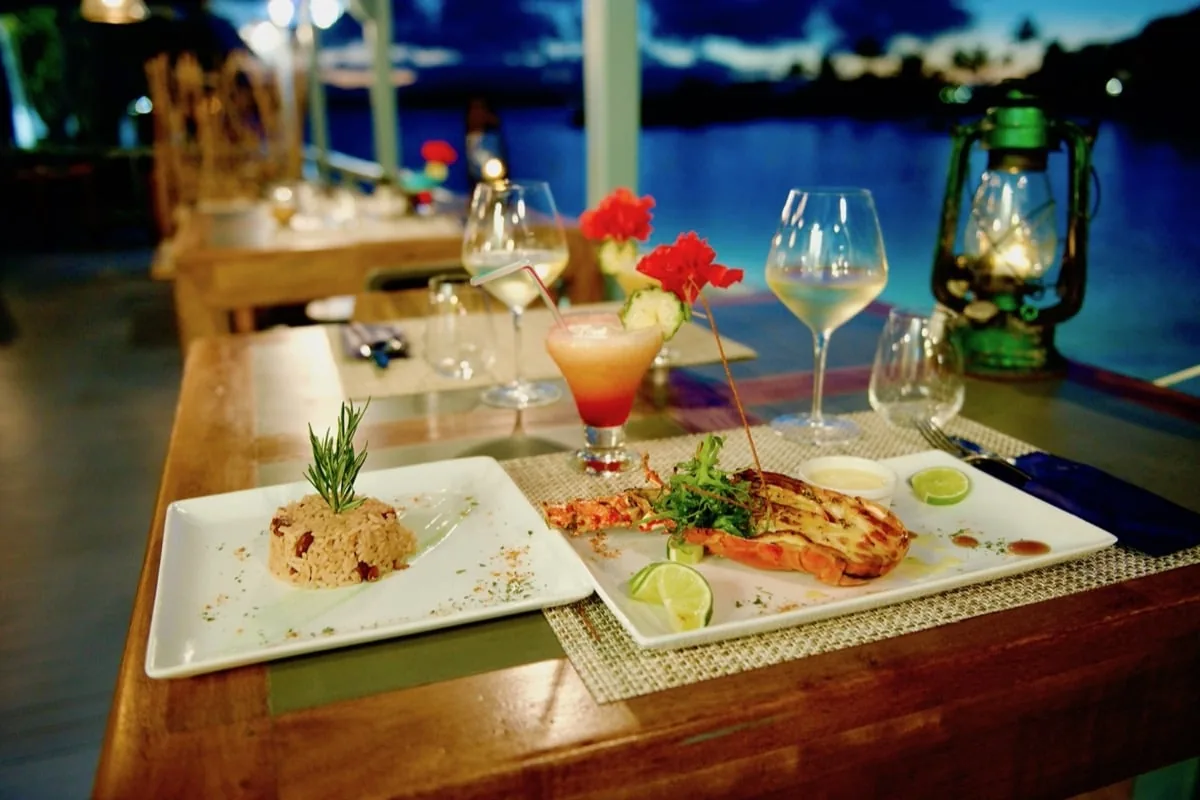Table dressée pour le dîner