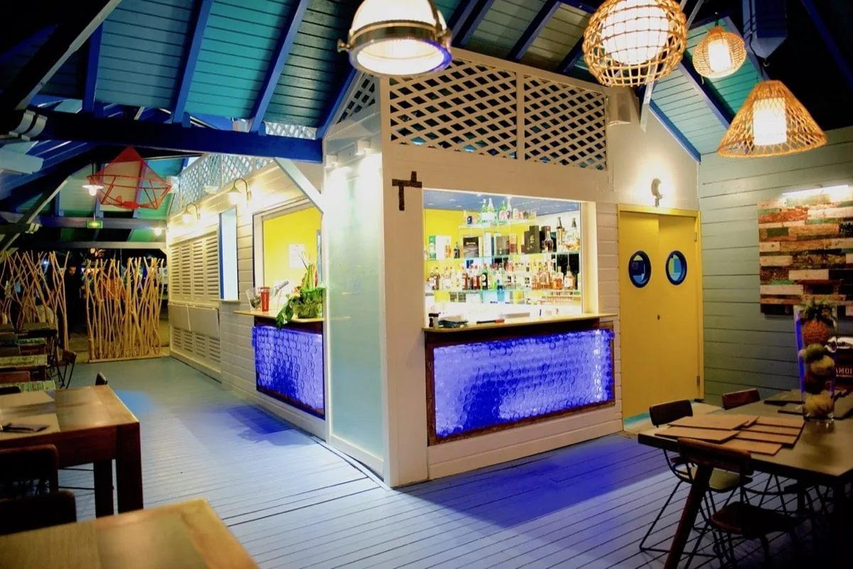 Bar du restaurant en soirée