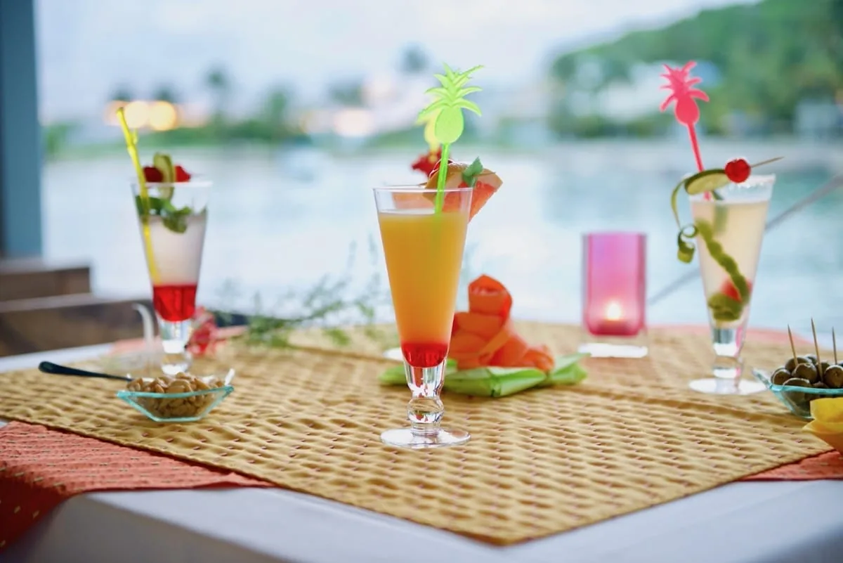 Cocktails colorés en bord de mer