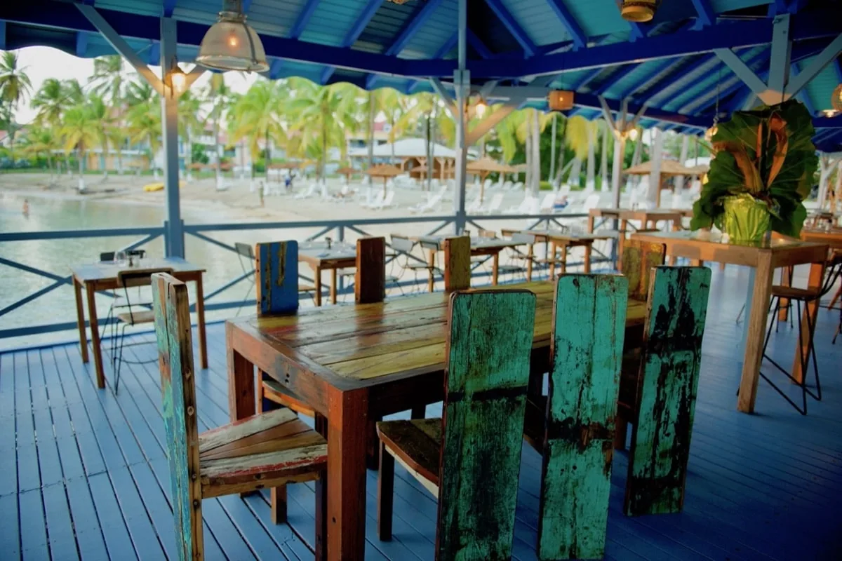 Tables de la terrasse en bord de mer