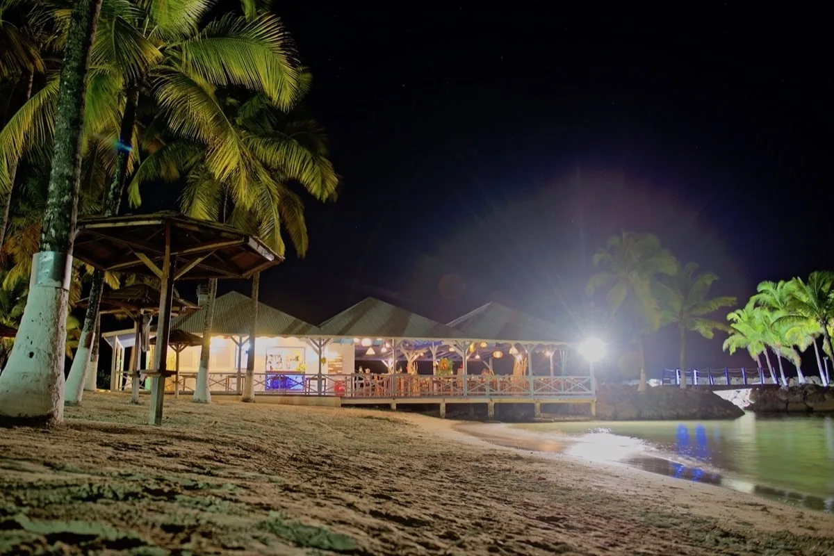 Plage et restaurant de nuit