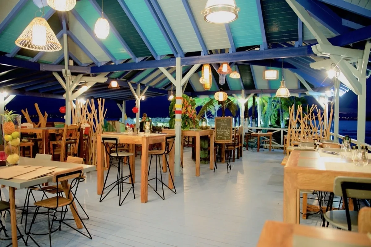 Salle du restaurant en soirée