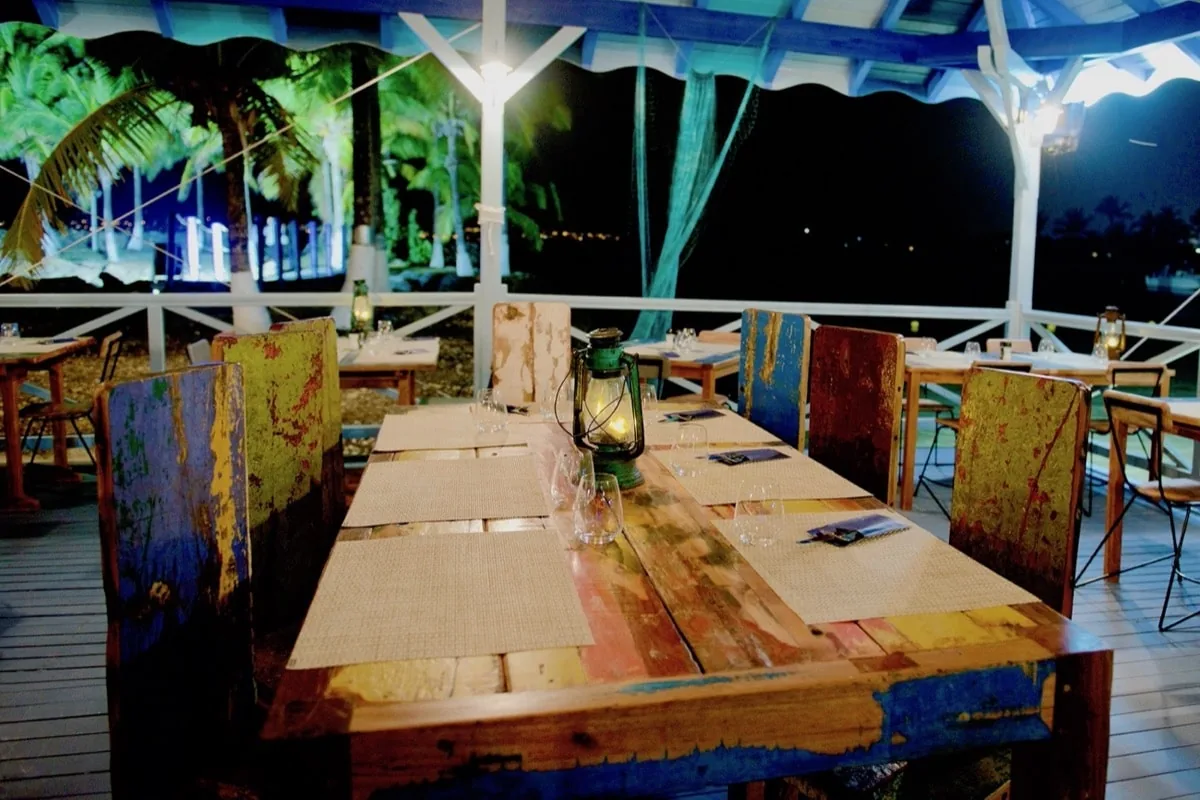 Tables face à la mer le soir