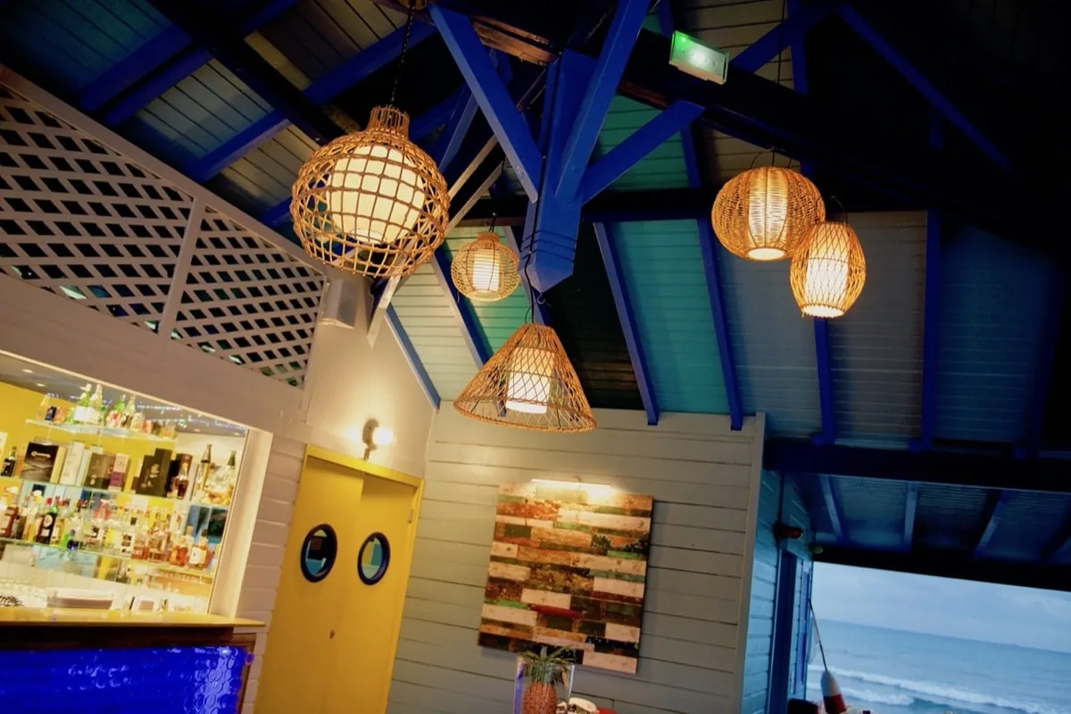 Bar et luminaires artisanaux