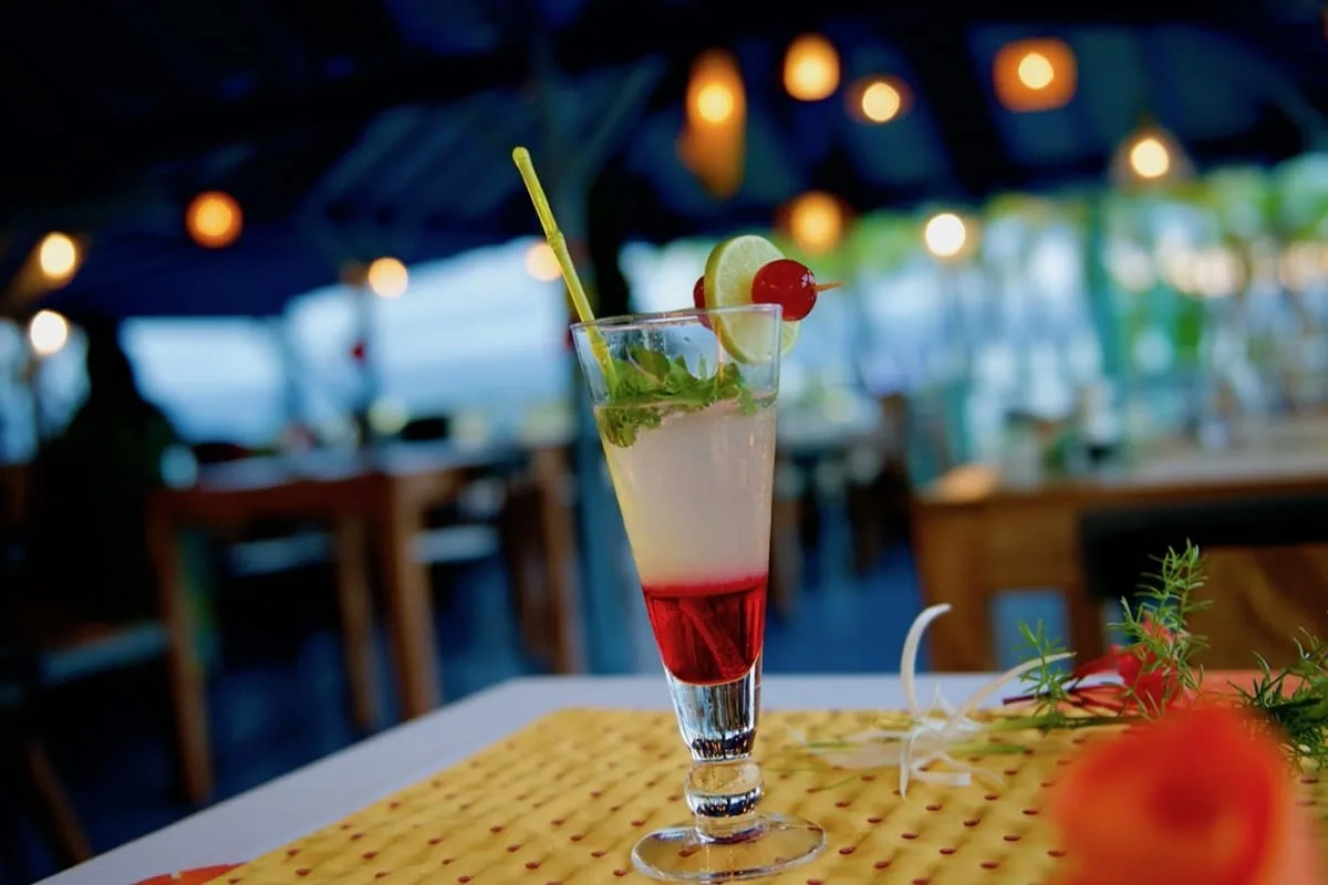 Cocktail maison servi en terrasse